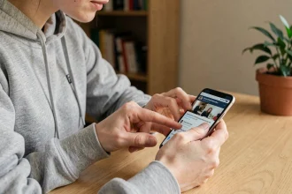 Jeune femme effectuant une capture d'écran sur un Samsung Galaxy en appuyant sur les boutons latéraux dans un bureau à domicile